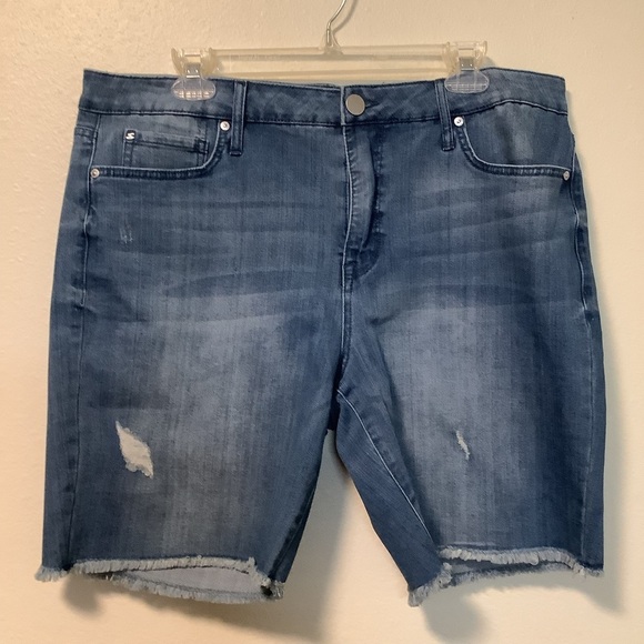 Seven7 Pants - Seven 7 Women’s Sunset light distressed frayed hem Bermuda shorts size 16‎